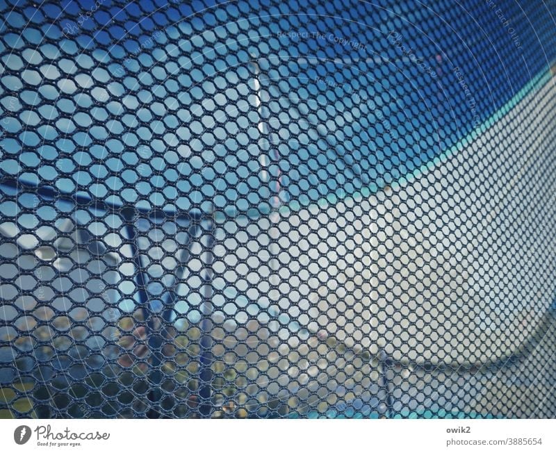 Hüpfburg Gitter Netz Sicherheit geheimnisvoll Strukturen & Formen rätselhaft gebogen Krümmung schräg Kunststoff Innenaufnahme abstrakt Detailaufnahme