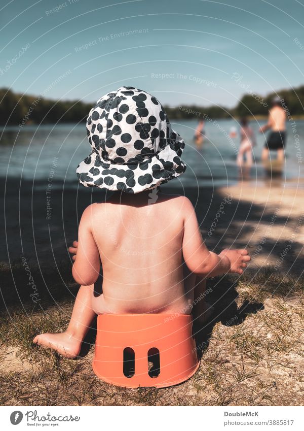 Töpfchen gut, alles gut!  - Kind sitzt auf Töpfchen am See und beobachtet das Treiben im Wasser Mädchen Mensch Farbfoto Außenaufnahme Tag 1-3 Jahre Kleinkind