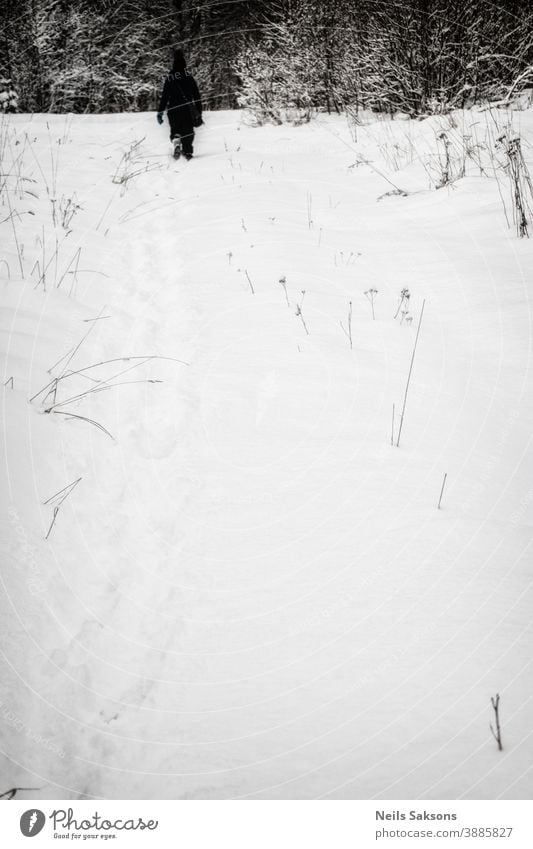menschliche Silhouette im Winterfeld Hintergrund Hintergrundmaterial schön schwarz Textfreiraum Hügel horizontal positionieren Landschaft Material Natur