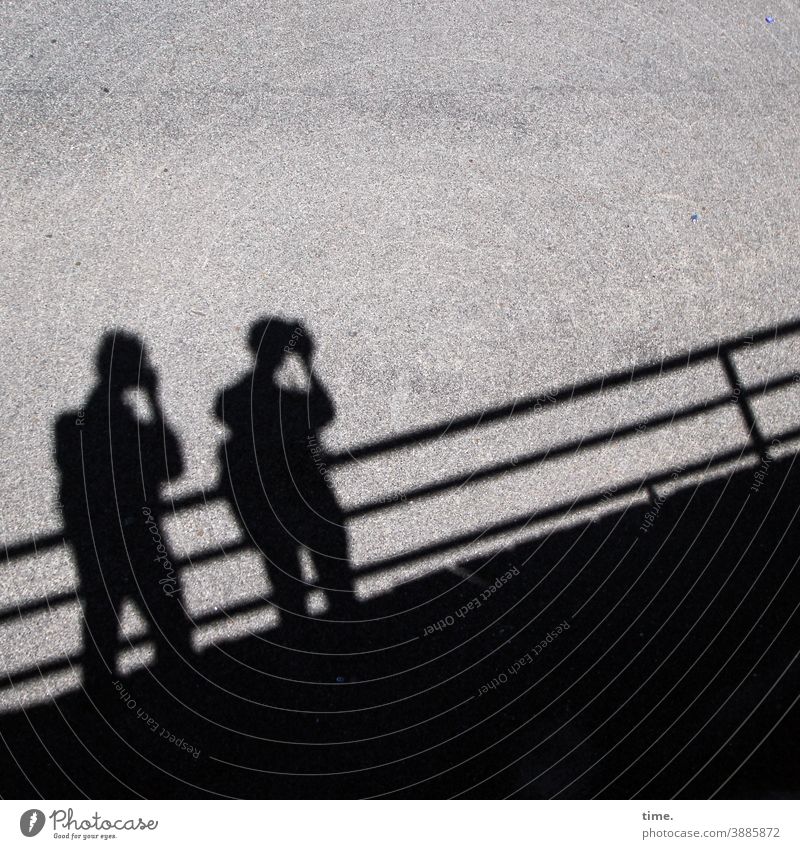 Lichtfänger menschen silhouette brücke taun fotografieren konzentration asphalt stehen hingabe parallel schatten sonnig perspektive halten