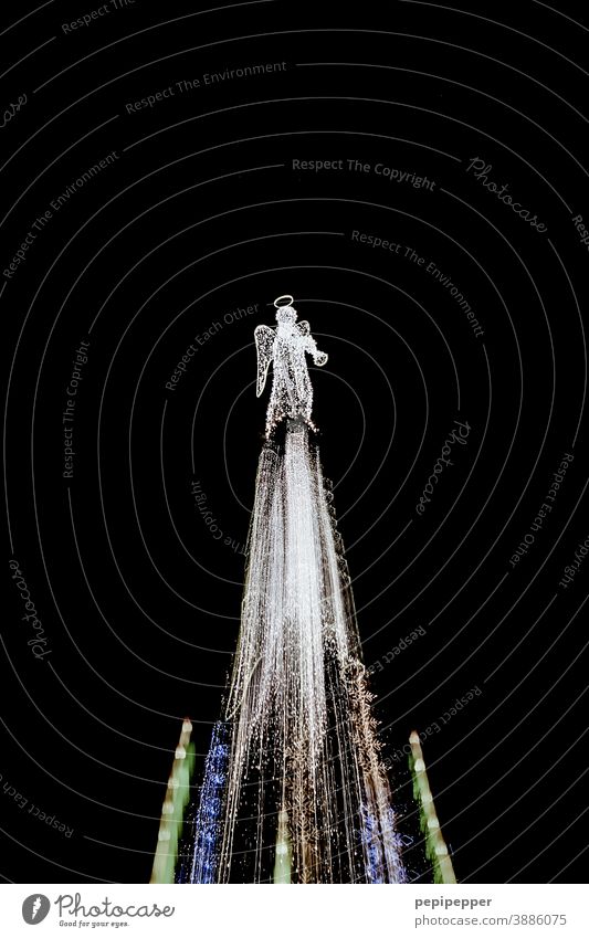 Größter Weihnachtsbaum in Dortmund mit Zoom-Effekt fotografiert Nacht Bokeh Detailaufnahme Unscharf Außenaufnahme Hochformat Keine Personen Langzeitbelichtung