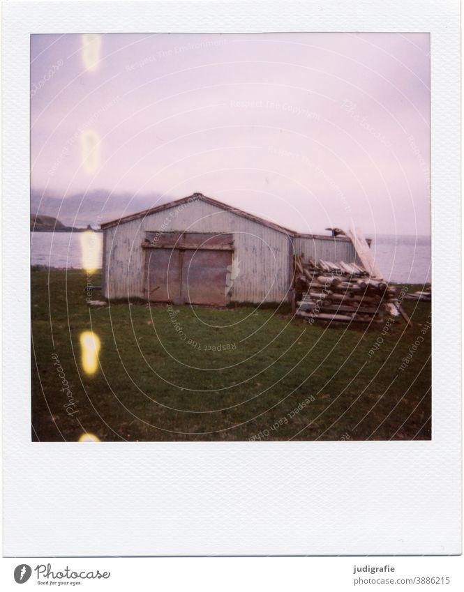Isländisches Haus auf Polaroid Hütte Island Schuppen Bootshaus Fjord Wohnen am Wasser Holz Tor Eingang Menschenleer Farbfoto Außenaufnahme Gebäude Einsamkeit