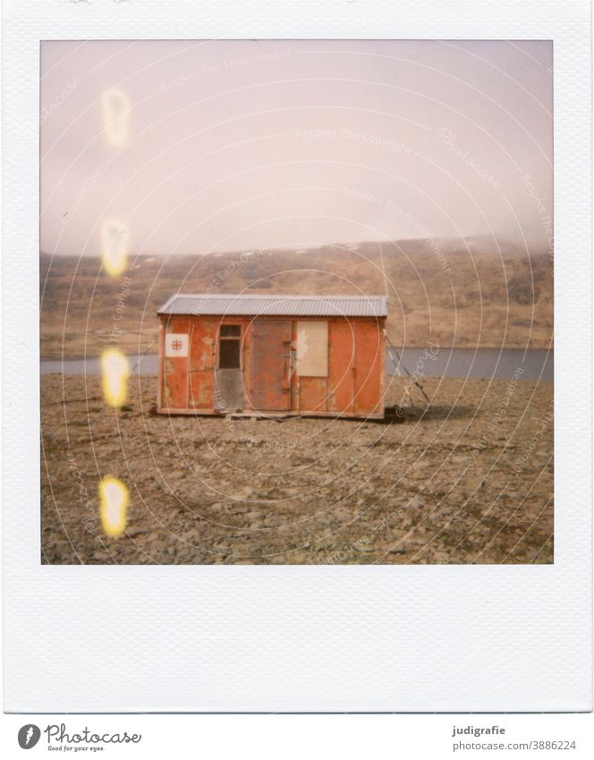 Isländisches Haus auf Polaroid Hütte Island Schuppen Fjord Wohnen am Wasser Holz Tor Eingang Menschenleer Farbfoto Außenaufnahme Gebäude Einsamkeit Landschaft