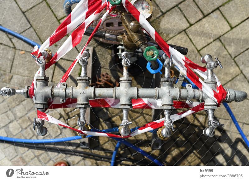 Hydrant mit Flatternband flatterband rot-weiß Absperrung Wasserversorgung Flatterband Baustelle Absperrband absperrung absperrband Sicherheit Schutz Prävention