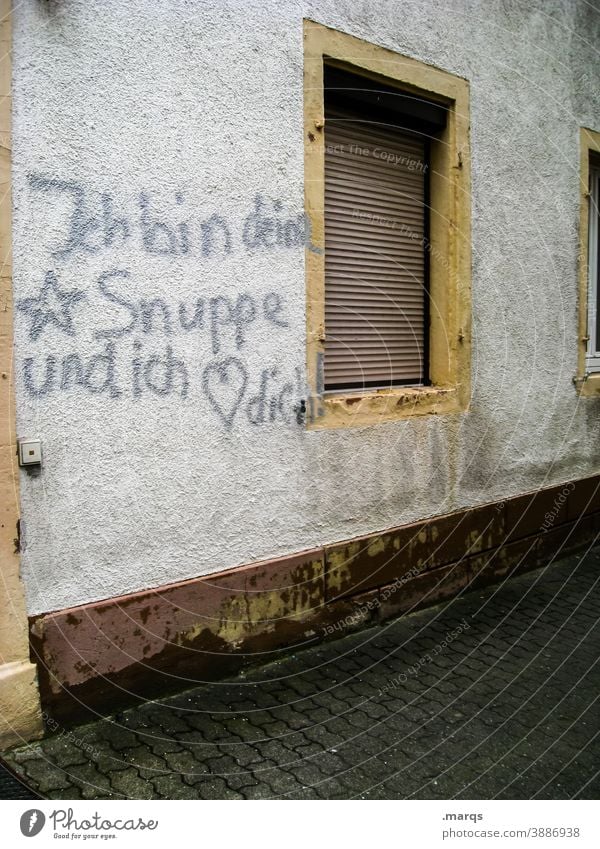 *Snuppe Hauswand Fenster Schriftzeichen Graffiti Liebe Romantik Liebeserklärung Herz Valentinstag Liebesbekundung Verliebtheit Gefühle