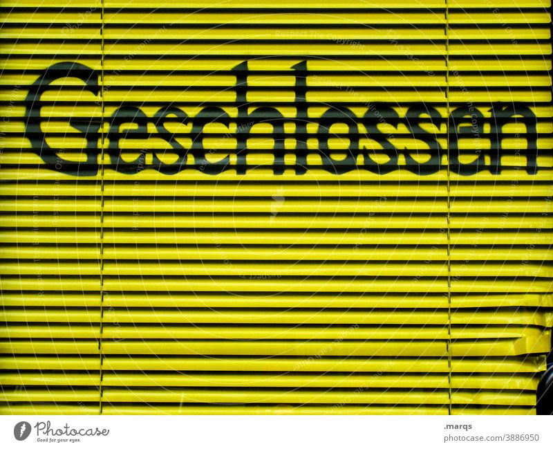 Geschlossen Rollladen gelb Schriftzeichen geschlossen kaputt Ladengeschäft Lockdown Einzelhandel Handel Krise pleite schwarz