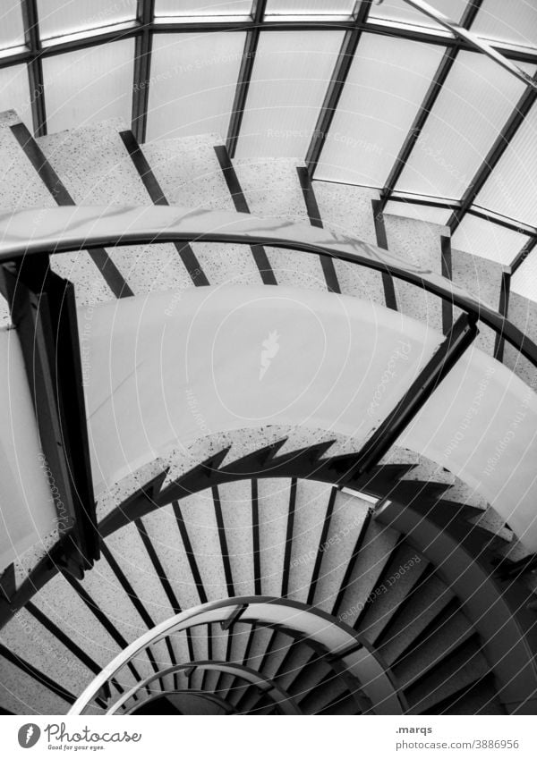 Halbe Treppe Wendeltreppe Schatten Architektur Geländer abwärts Spirale Perspektive aufsteigen hoch Abstieg Innenarchitektur