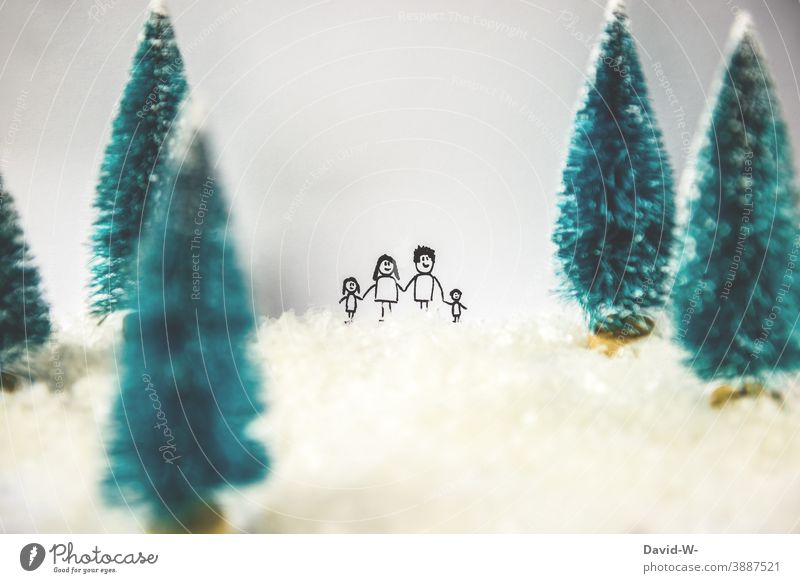Weihnachten - Familie zwischen verschneiten Tannenbäumen Weihnachten & Advent Miniatur Schnee niedlich Zusammensein Winter