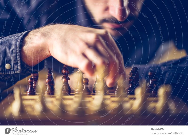 Strategie und Taktik beim schachspielen Schach strategie Spieler Gedanken konzept Verstand Schachbrett Schlacht Intelligenz Hand