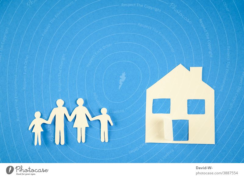 Familie und Eigenheim zu Hause Menschen zusammen Quarantäne draußen wohnen Immobilienmarkt zuhause gemeinsam Strichmännchen