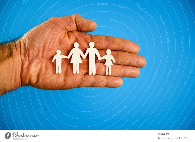 Familienplanung - Hand hält Familie Familienglück Zusammenhalt zusammen Liebe gemeinsam Konzept Zusammensein Eltern klassisches Familienbild