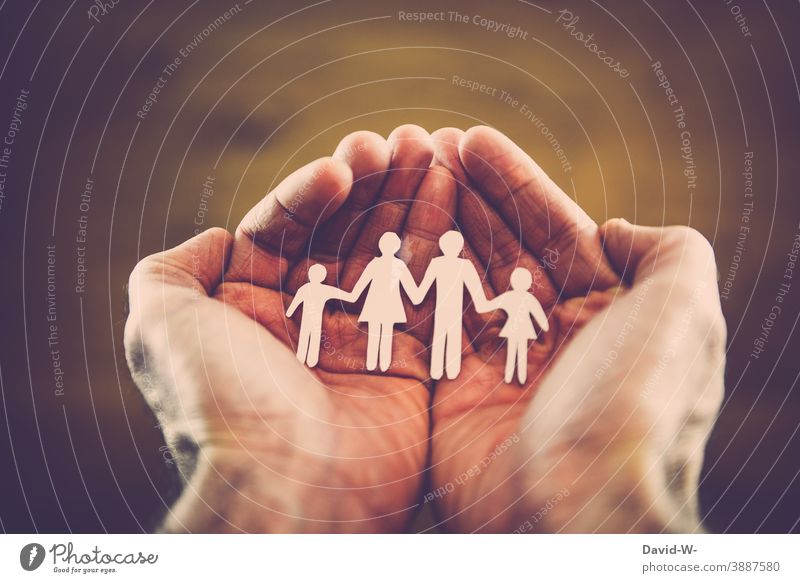 Famlie in den Händen - Konzept Familie Zusammenhalt Liebe Geborgenheit Leben Wunsch planung Zusammensein Familienplanung Glück Familienglück