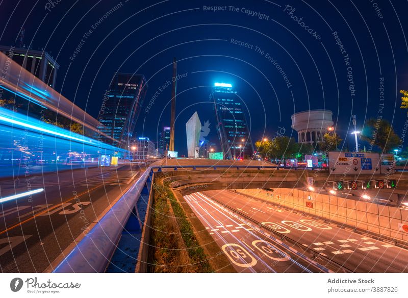 Stadtstraßen mit Licht bei Nacht Verkehr Nachlauf Straße Scheinwerfer Großstadt Abend Linie Geschwindigkeit Madrid Spanien blau Farbe urban Asphalt prunkvoll