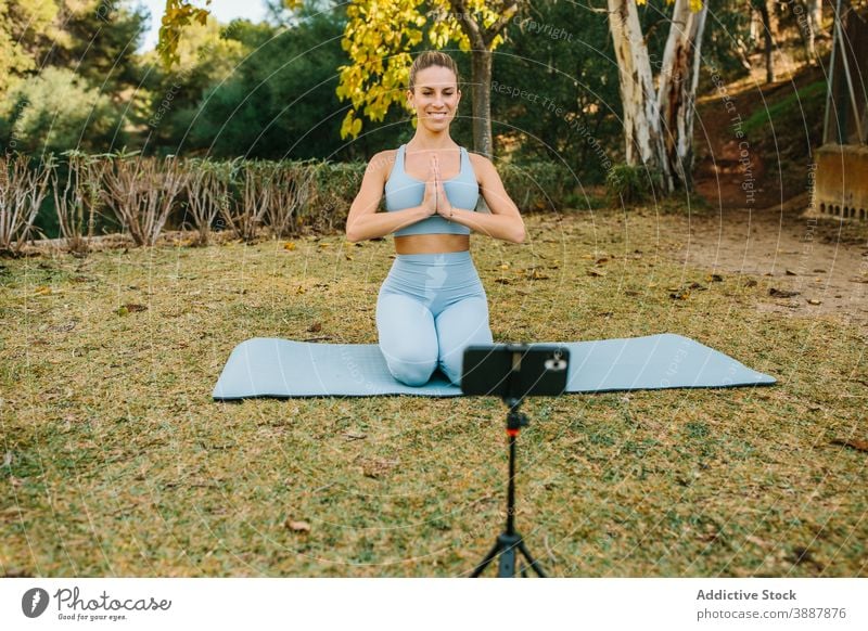 Flexible Frau macht Yoga in Bound Angle Pose Blogger Video Aufzeichnen Smartphone Influencer Asana Mobile Namaste Hände Hand Telefon Unterlage Sommer Tutorial