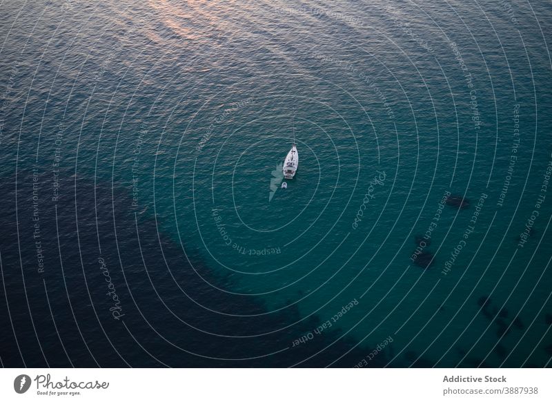 Boot schwimmt in ruhigem Meerwasser MEER Jacht Schwimmer einsam Wasser Gefäße marin Meereslandschaft Oberfläche Rippeln reisen Kreuzfahrt Reise Segel nautisch