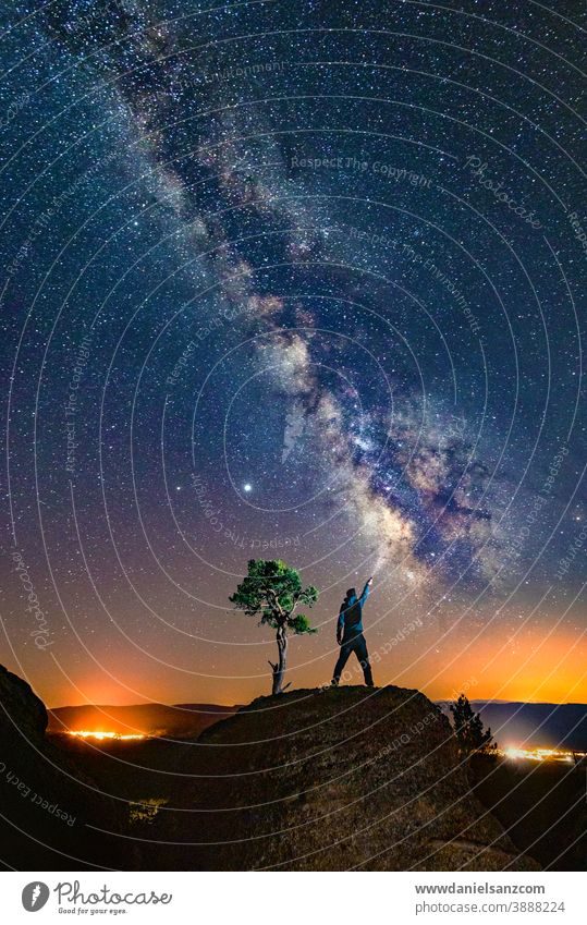 Mann spielt die Milchstraße Astrofotografie Weltraum galaktisches Zentrum Teleskop astronomisch Langzeitbelichtung kosmisch natürlich Licht Sternenlicht