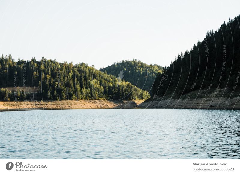 Landschaftsansicht des Bergsees Abenteuer Hintergrund schön blau Küstenlinie Tag Ökologie Ökosystem Umwelt Europa Immergrün erkunden Wald wandern See