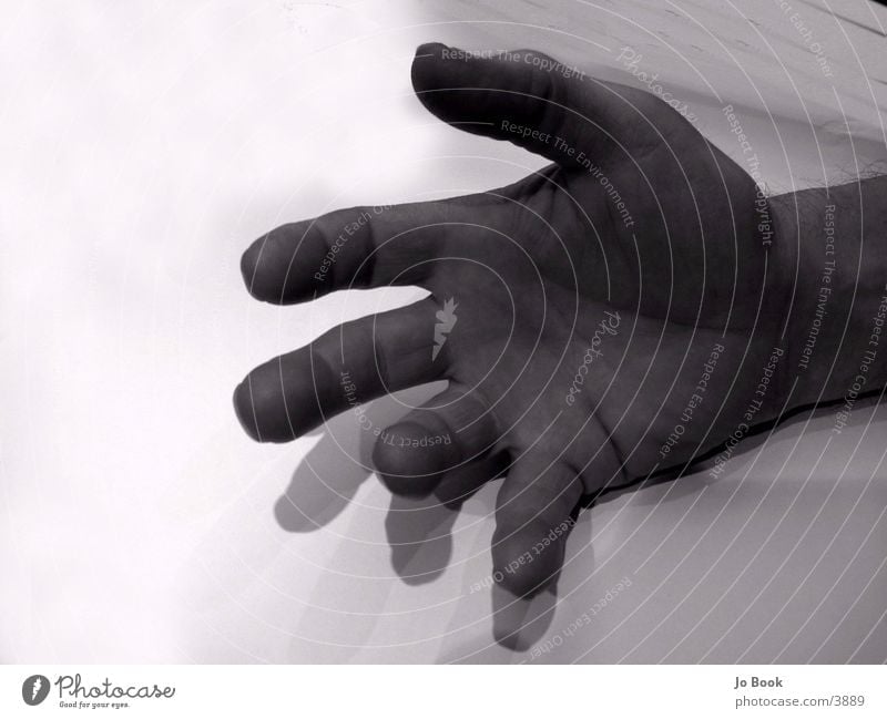 Große HAnd Hand Finger groß Mensch Schwarzweißfoto fangen Falte