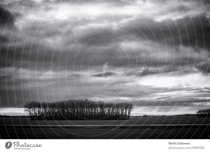 dramatischer Himmel in Schwarz-Weiß über dem landwirtschaftlichen Feld Ackerbau Hintergrund Gleichgewicht schön schwarz blau Ruhe Postkarte Cloud Farbe