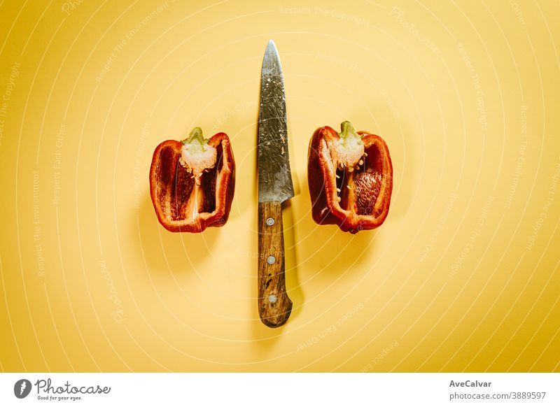 Ein Messer in der Mitte einer geschnittenen Paprika frisch organisch Lebensmittel Hintergrund Gemüse Vegetarier Bestandteil Gesundheit Natur Qualität