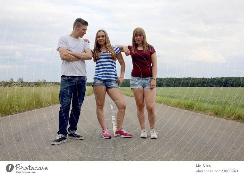 Hahn im Korb drei Straße Jugendliche Lifestyle Sommer teenager Wege & Pfade stehen Shorts jung lässig Mode Porträt Freundschaft Gruppenfoto nebeneinander