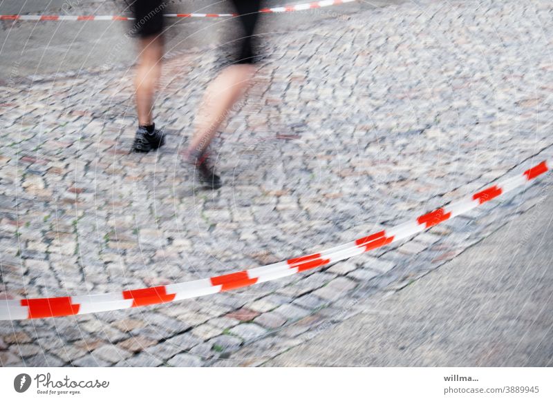 ausgangssperre ... Sport laufen rennen joggen Marathon Absperrung Ausgangssperre Ausgangsbeschränkung Einschränkung Corona Pandemie Sportler Straße gepflastert