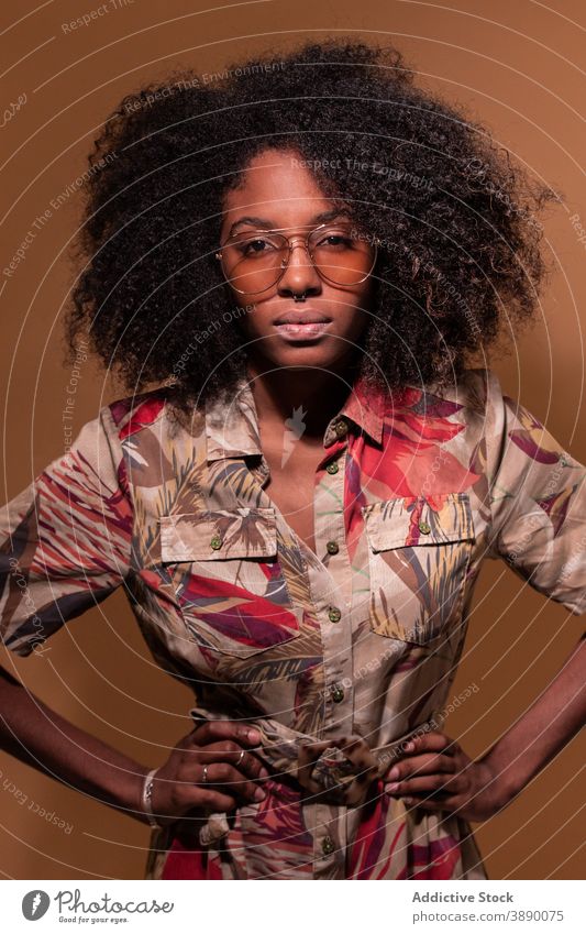 Trendiges schwarzes Modell mit Sonnenbrille Frau exotisch Ornament trendy Kubaner Atelier Körperhaltung geblümt ethnisch Frisur Afroamerikaner Afro-Look cool