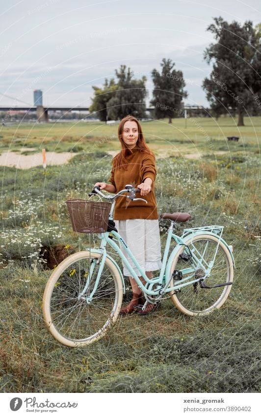 Frau mit Fahrrad in der Natur Naturliebe Fahrradtour nachhaltig Nachhaltigkeit Vintage Vintage-Mädchen Vintage Stil Picknick Freiheit