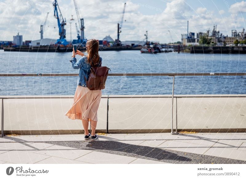 Frau macht ein Foto im Hafen Hamburg Hamburger Hafen Hafenstadt Lifestyle Stadt Schifffahrt Sehenswürdigkeit social media content Tourismus Stadtzentrum Tourist