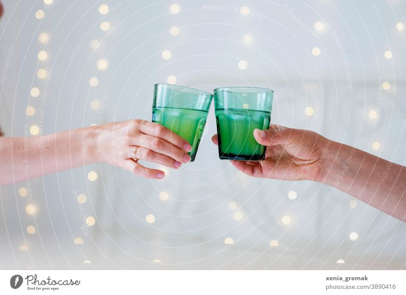 Zwei Gläser anstoßen Feiertag Feiern Weihnachten & Advent Silvester u. Neujahr Sekt Glas grün Party festlich Freunde