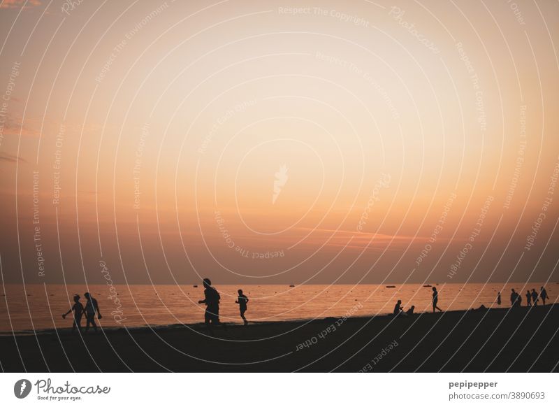 Sonnenuntergang mit Menschen am Strand Meer Abend Wasser Abenddämmerung Himmel Küste Ferien & Urlaub & Reisen Romantik Außenaufnahme Tourismus Landschaft Idylle
