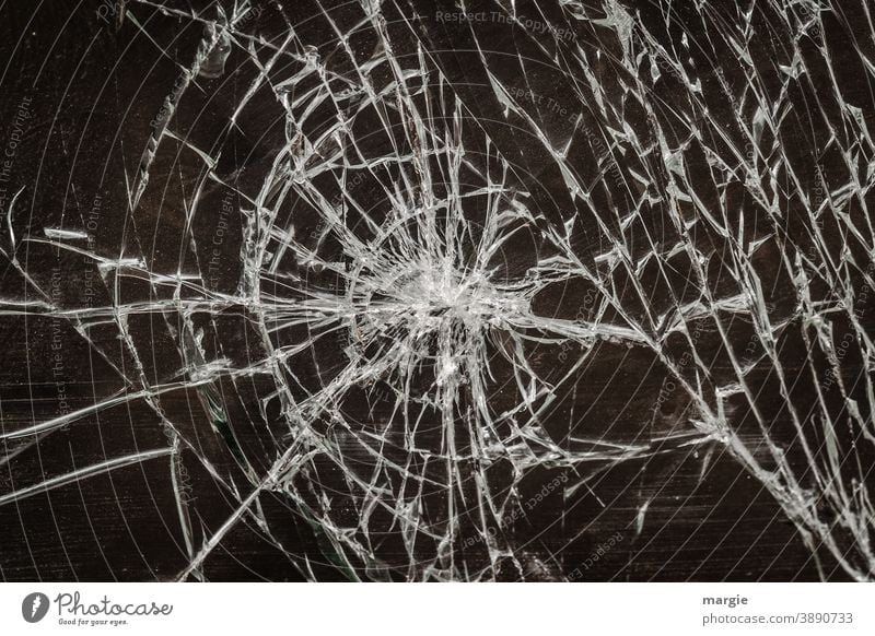 lost places | Detail Schuss in Glas - Scheibe zerbrochen zerbrochenes Glas Fensterscheibe kaputt Glasscheibe Zerstörung Vandalismus gebrochen Menschenleer