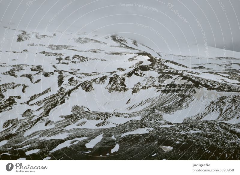 Gewaltiger isländischer Berg mit Schnee Berge u. Gebirge Bergmassiv kalt Island Landschaft Natur Außenaufnahme Schneebedeckte Gipfel Felsen Klima Frost Maserung