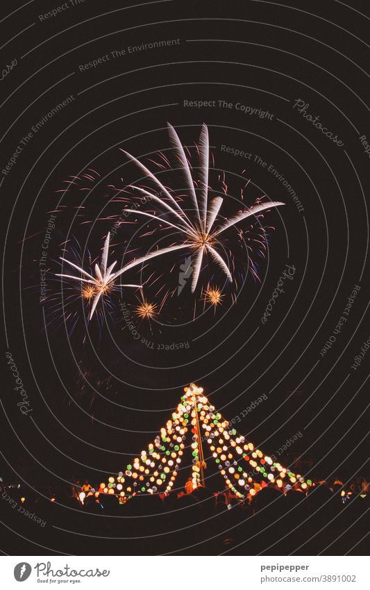 Feuerwerk über leuchtendem Lichterzelt Feuerwerkskörper Feuerwerk,Frohes neues Jahr,Frohe Weihnachten ,Konzept feuerwerk bei nacht Feuerwerksraketen