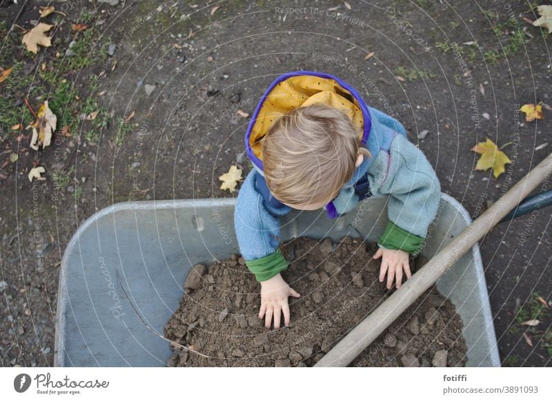 kind mit schubkarre Kind Schubkarre Garten Gartenarbeit draußen helfende Hand Helfen mitmachen Erde begreifen mittendrin Natur Gärtner Mensch Saatgut Herbst