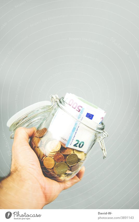 Geld in einem Glas Euro sparen Ersparnisse € Rücklagen Hand Bargeld