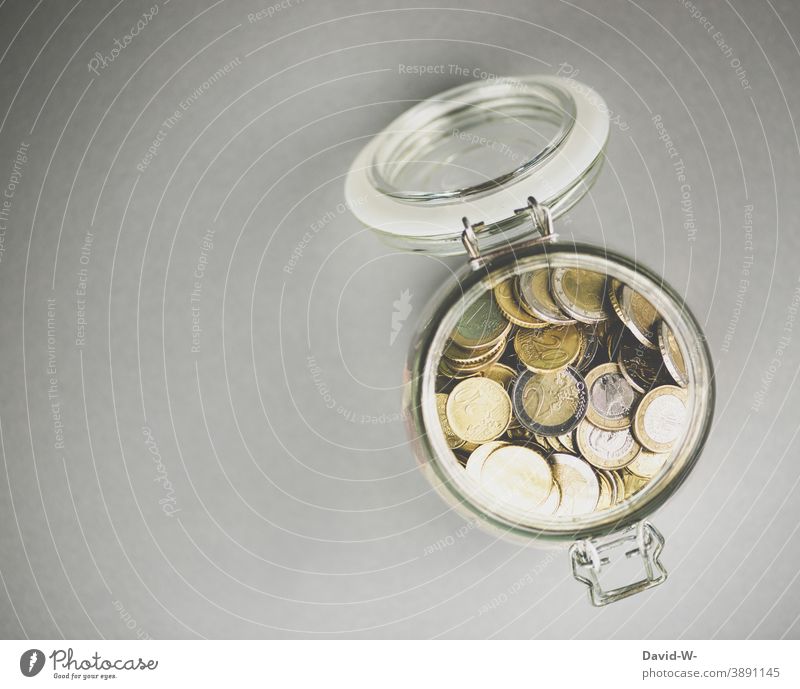 Ersparnisse in einem Glas Euro Münzen € sparen Armut Geld Geldmünzen Bargeld