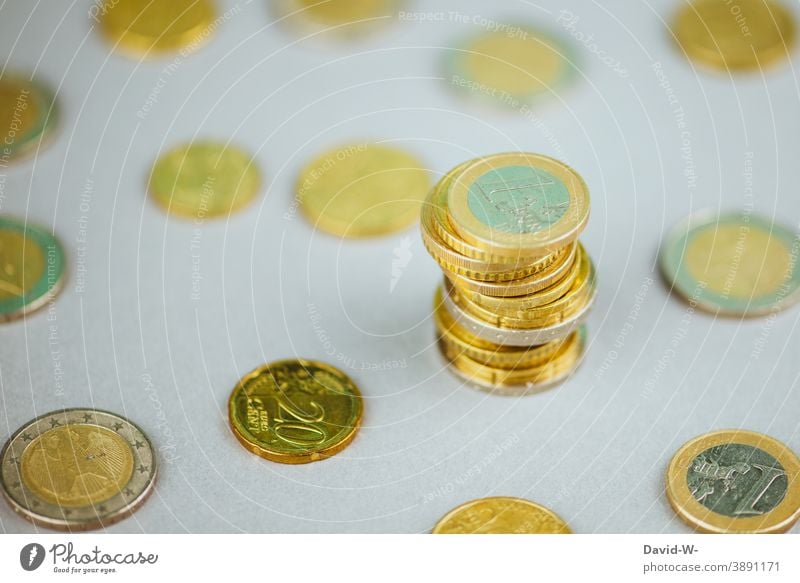 Euromünzen zu einem Turm gestapelt Geld € Wachstum inflation Finanzen Münzen Geldmünzen sparen