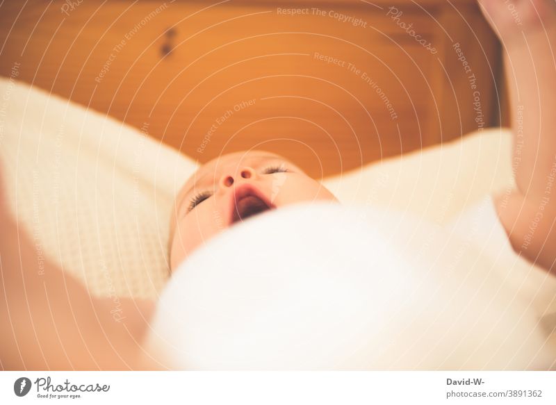 aktives Baby im Kinderbett schreien rufen weinen Bett schlaflos erzählen liegen wach niedlich Säugling