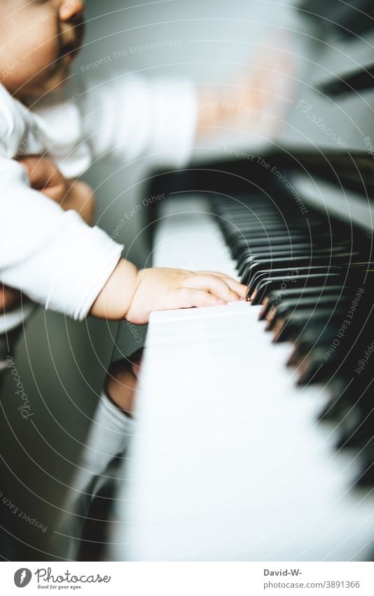Kind spielt Klavier Baby spielen erkunden Musik musikalisch Musikinstrument Klavier spielen Konzert musizieren