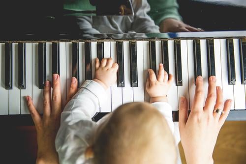 Mutter und Kind machen zusammen Musik musizieren Musikinstrument musikalische früherziehung Kindererziehung Familie Spielen Klavier Hände gemeinsam Kultur
