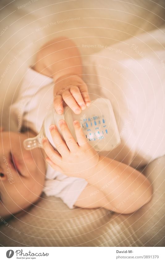 Baby mit Flasche Kindererziehung trinken durst jung Kindheit Durst