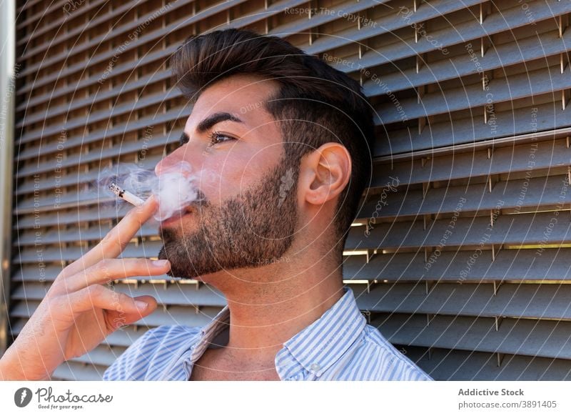 Ruhiger Mann rauchend auf der Straße Rauch Zigarette Süchtige gutaussehend Großstadt nachdenklich Dampf Dunst männlich Gebäude nachdenken Nikotin urban Denken