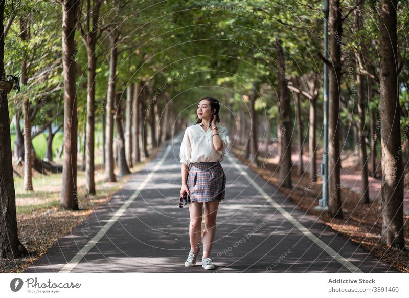 Junge asiatische Frau zu Fuß in städtischen Park Kokette sorgenfrei Sommer charmant unterhalten ethnisch tanya shen green bikeway Taichung Taiwan Optimist jung