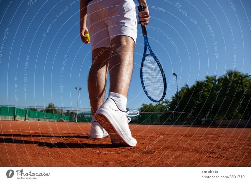 Tennisspieler vor dem ersten Aufschlag Spieler Sportler Ball dienen Gericht schlagend Antenne schießen kampfstark Ass gewinnen spielen Kulisse Konkurrenz Punkt
