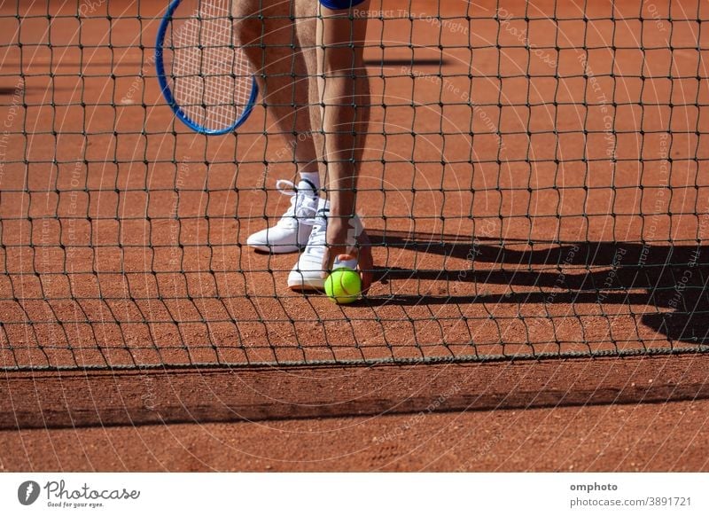 Tennisspieler nimmt den Ball vom Boden auf Spieler Sportler Remmidemmi nehmen Gericht Spielplatz Feld Ton Konkurrenz Aktivität Dienst Kulisse professionell