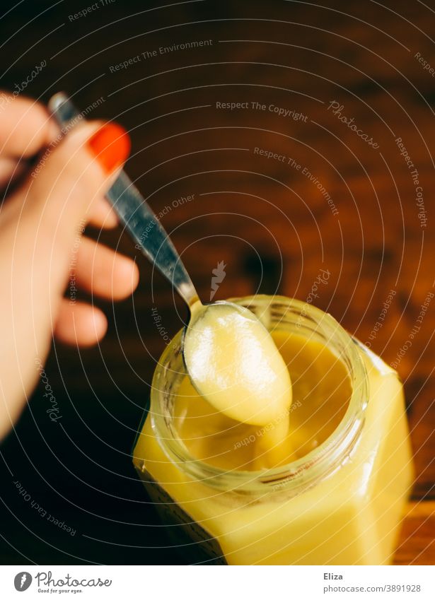 Mit dem Löffel Honig aus dem Glas naschen Honigglas lecker süß Ernährung fest cremig gelb nicht vegan gesund Imkerhonig löffeln Frühstück