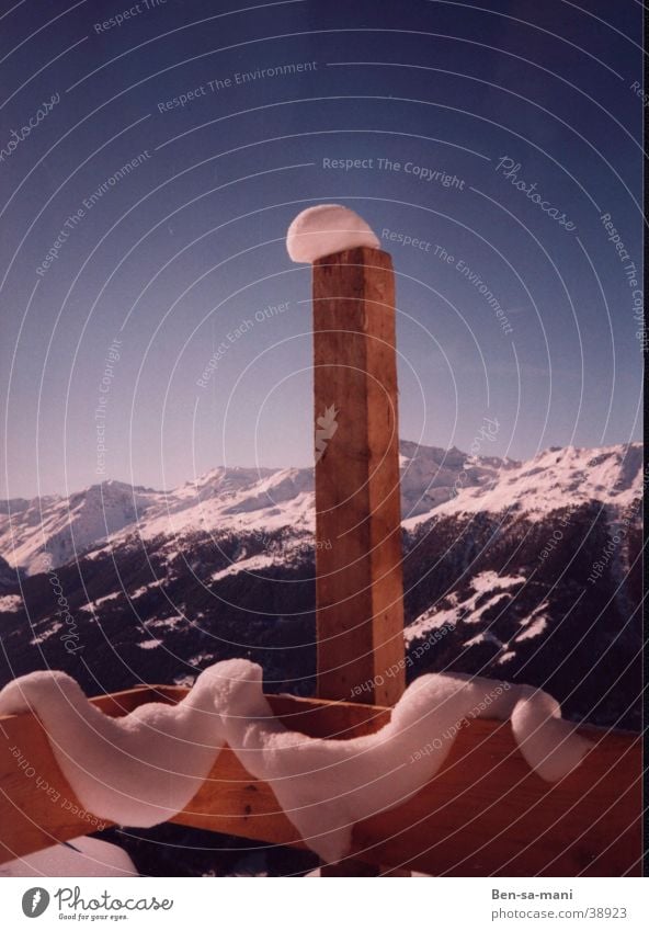 Schneemütze Winter Schweiz festhalten Zufriedenheit Engadin Zaun Tauwetter Berge u. Gebirge Alpen Abrutschen
