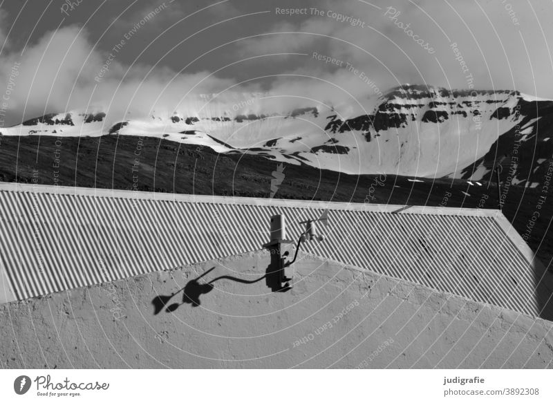 Dach vor Berg in Island Wellblech Wellblechdach Schatten Licht Schattenspiel Haus Giebel giebelwand Berge u. Gebirge Schwarzweißfoto Außenaufnahme Himmel