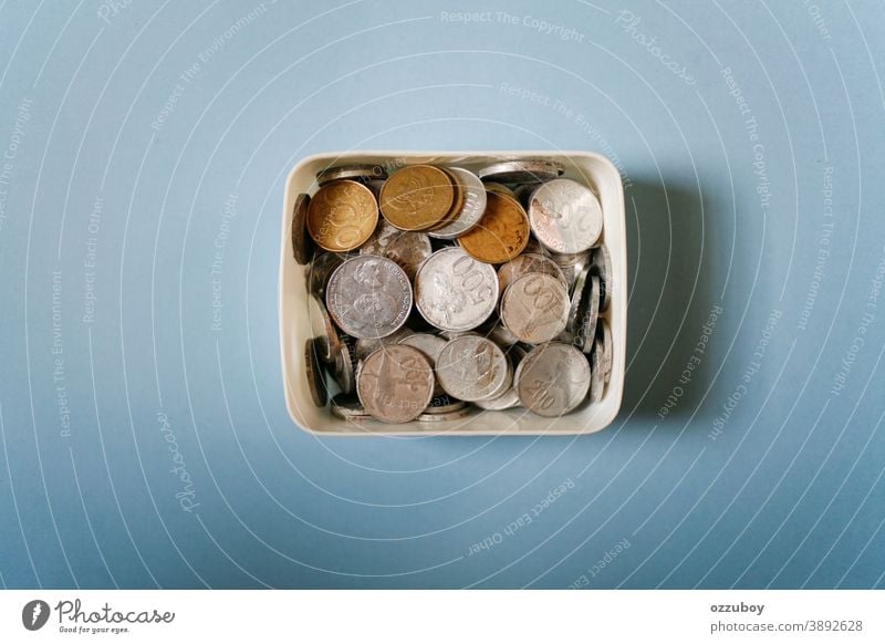 indonesische Rupiah-Münzen auf weißem Kasten Geldmünzen Spardose sparen Farbfoto Kapitalwirtschaft sparsam Geldinstitut Wirtschaft Business Einkommen Bargeld